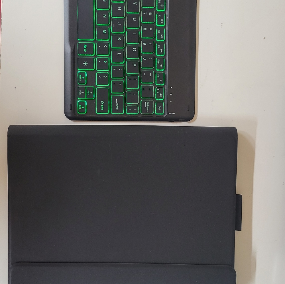 Bluetooth Backlit Universal Keyboard & Case for 9-11inch Tablets